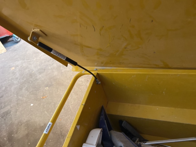 958237-5 Tool container defective