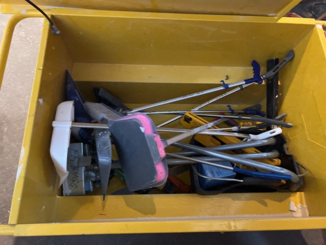 958237-7 Tool container defective