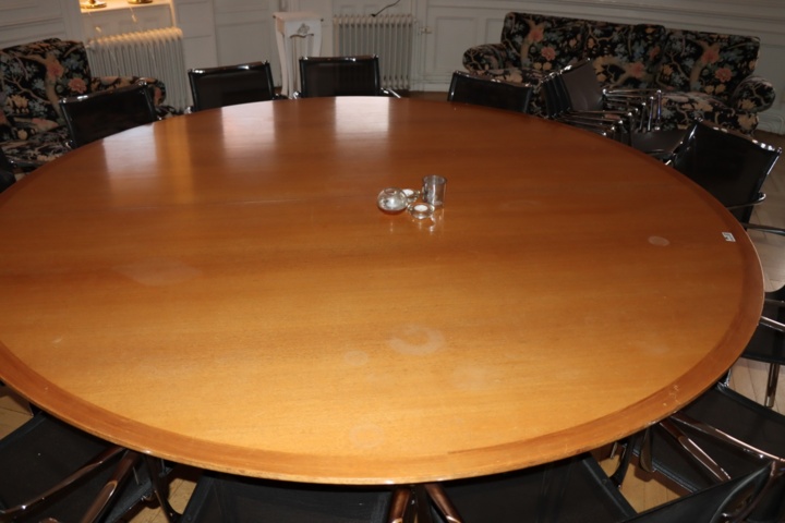 930623-16 Conference table with 16 chairs Alberto Meda Alias
