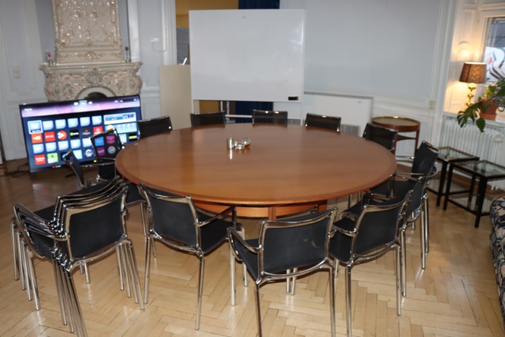 930623-19 Conference table with 16 chairs Alberto Meda Alias