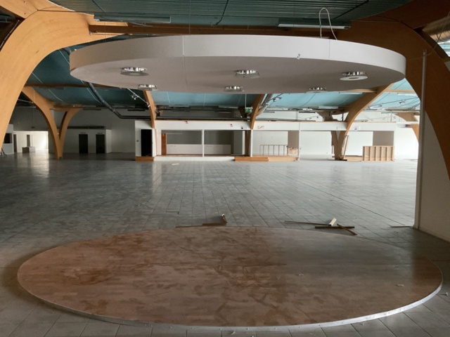 887294-1 Oval exhibition podium with lighting