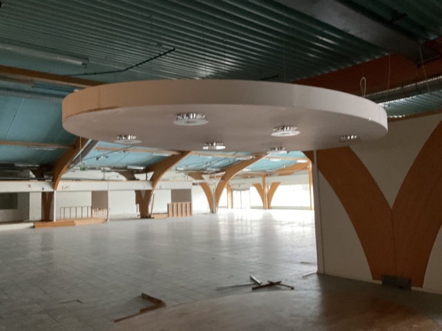 887294-2 Oval exhibition podium with lighting