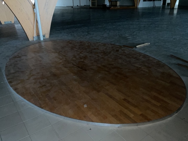 887294-8 Oval exhibition podium with lighting