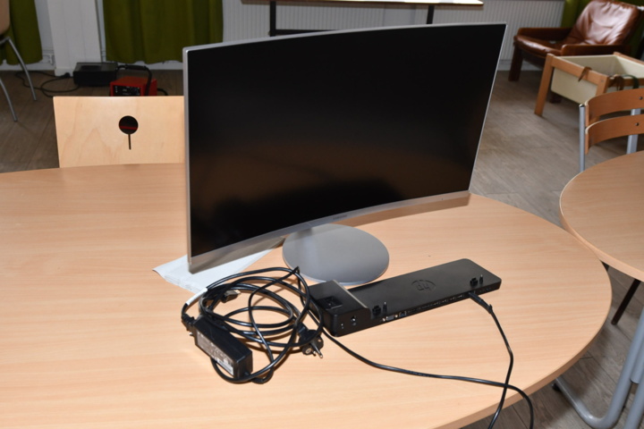 960241-1 Screen, dock, laptop