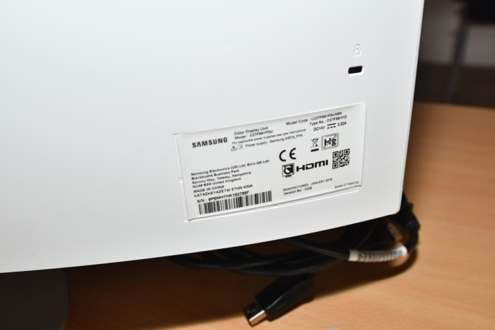 960241-3 Screen, dock, laptop