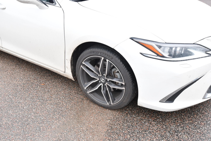 960242-4 Lexus ES 300h 2.5 E-CVT - 2020