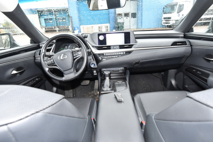 960242-10 Lexus ES 300h 2.5 E-CVT - 2020