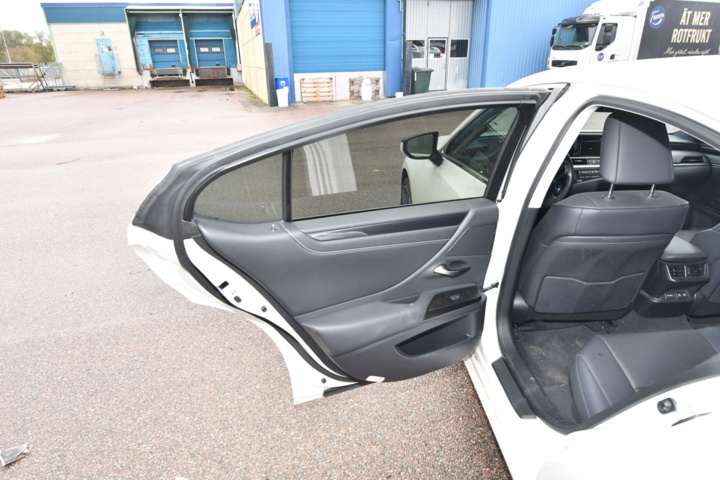 960242-12 Lexus ES 300h 2.5 E-CVT - 2020