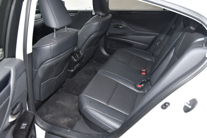 960242-13 Lexus ES 300h 2.5 E-CVT - 2020