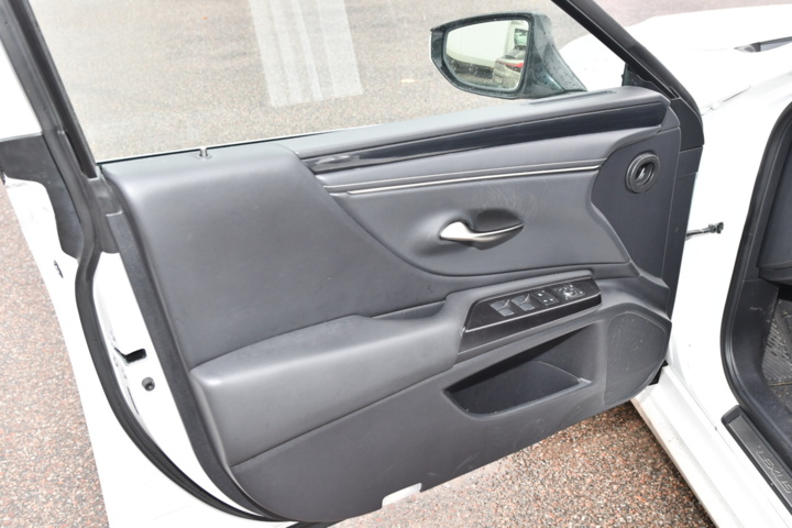 960242-14 Lexus ES 300h 2.5 E-CVT - 2020