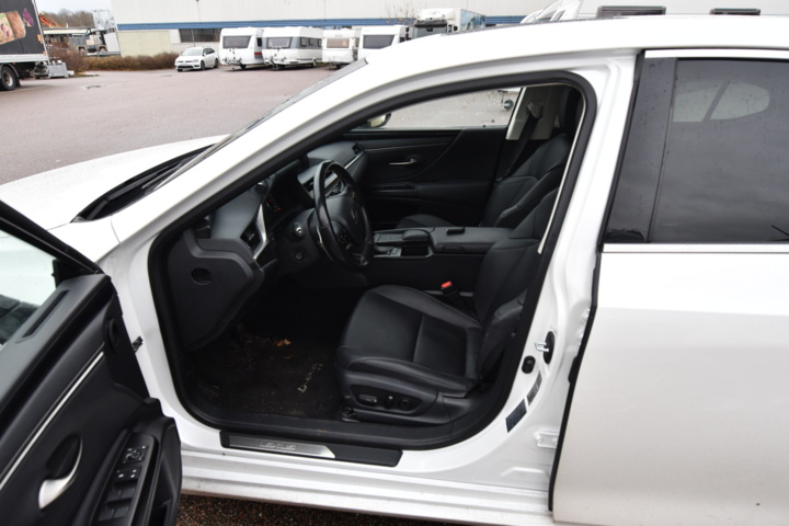 960242-15 Lexus ES 300h 2.5 E-CVT - 2020
