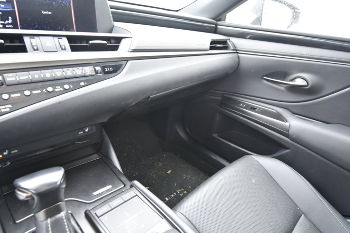 960242-19 Lexus ES 300h 2.5 E-CVT - 2020