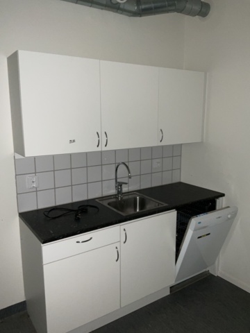 887313-1 Kitchen with upper cupboard