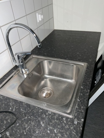 887313-4 Kitchen with upper cupboard