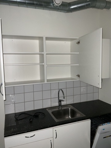 887313-5 Kitchen with upper cupboard
