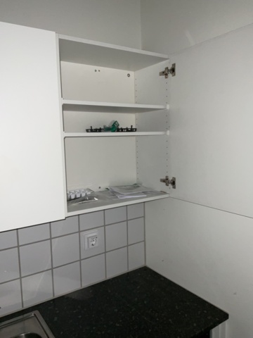 887313-6 Kitchen with upper cupboard