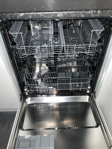 887313-9 Kitchen with upper cupboard