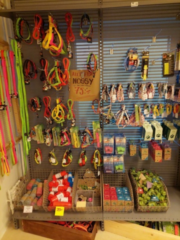 880893-3 Store department Dog collars, pool, dog treats etc