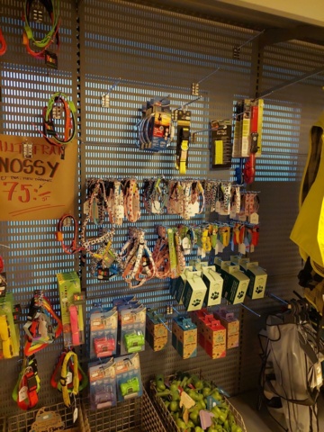 880893-6 Store department Dog collars, pool, dog treats etc