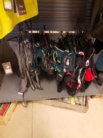 880893-5 Store department Dog collars, pool, dog treats etc