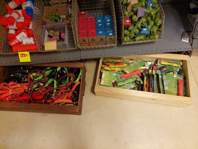 880893-7 Store department Dog collars, pool, dog treats etc