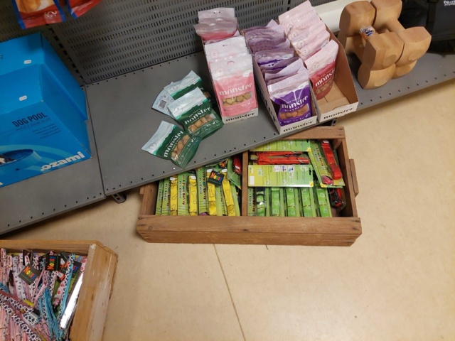 880893-9 Store department Dog collars, pool, dog treats etc