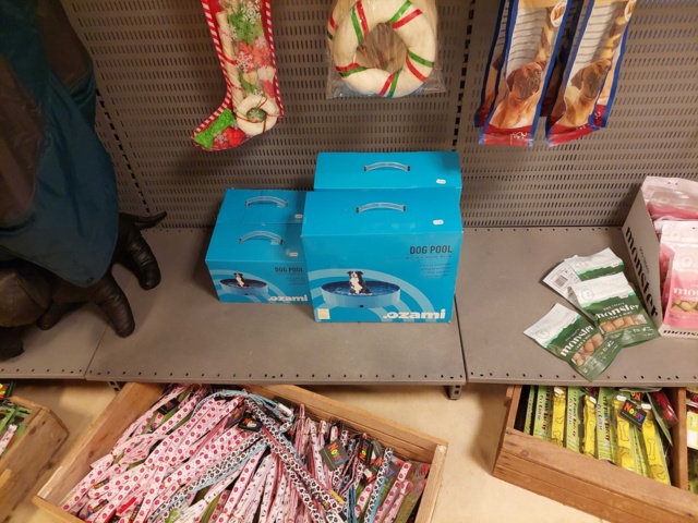 880893-10 Store department Dog collars, pool, dog treats etc