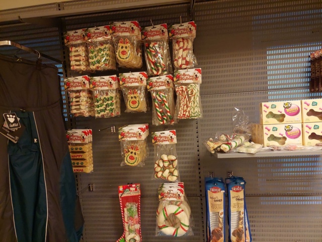 880893-11 Store department Dog collars, pool, dog treats etc