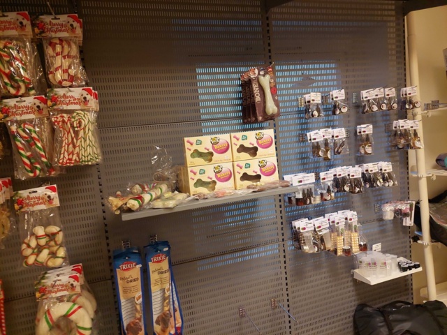 880893-12 Store department Dog collars, pool, dog treats etc