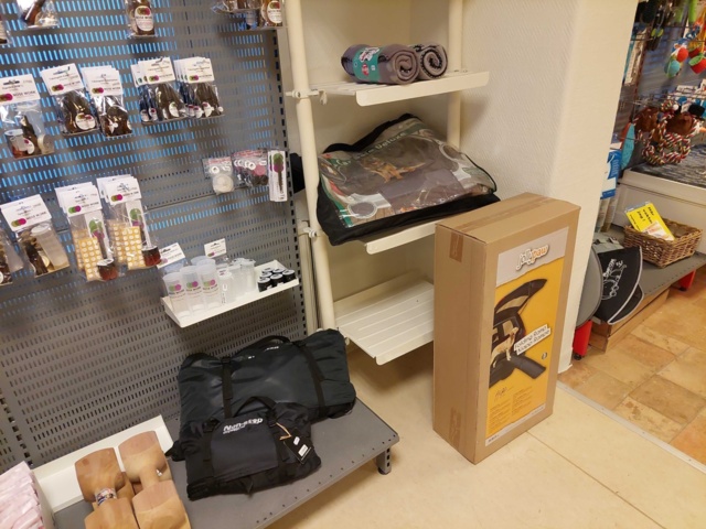 880893-14 Store department Dog collars, pool, dog treats etc