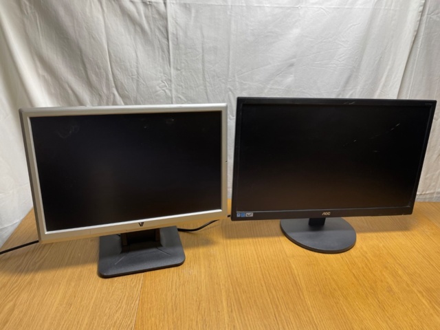 953043-1 Computer monitors 2 pcs 24" / 19" AOC / V7
