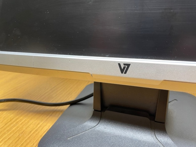 953043-9 Computer monitors 2 pcs 24" / 19" AOC / V7