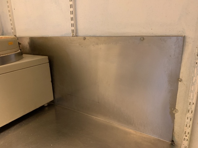 940707-3 Work bench in stainless steel with high splash protection, wall mounted