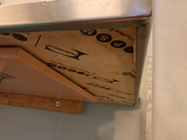 940707-5 Work bench in stainless steel with high splash protection, wall mounted