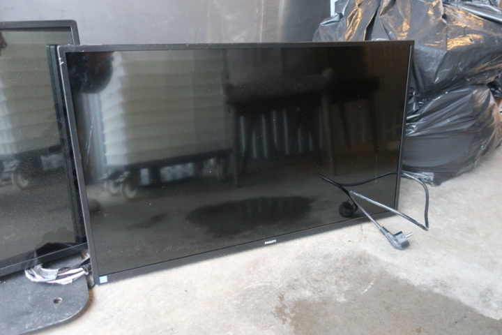 953874-2 2 LCD screens, Philips 32"
