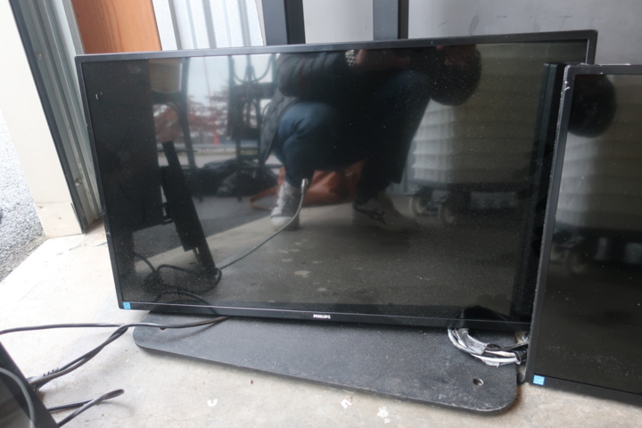 953874-3 2 LCD screens, Philips 32"