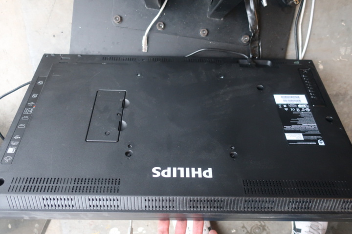 953874-8 2 LCD screens, Philips 32"