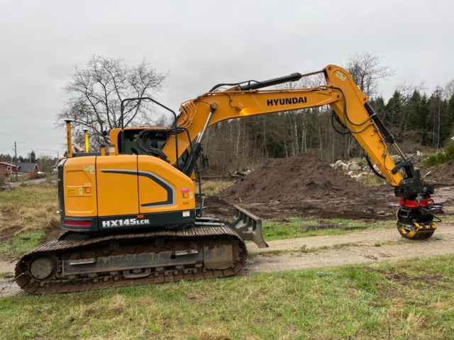 768661-4 Bandgrävare Hyundai HX145 LCR med Rototilt/grip