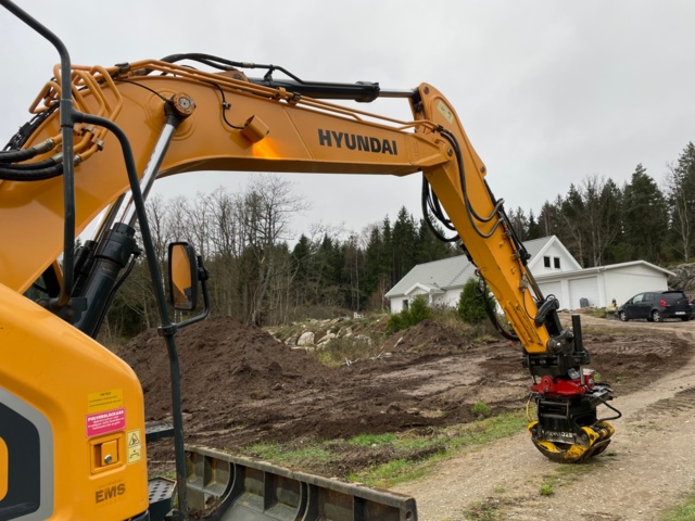 768661-14 Bandgrävare Hyundai HX145 LCR med Rototilt/grip