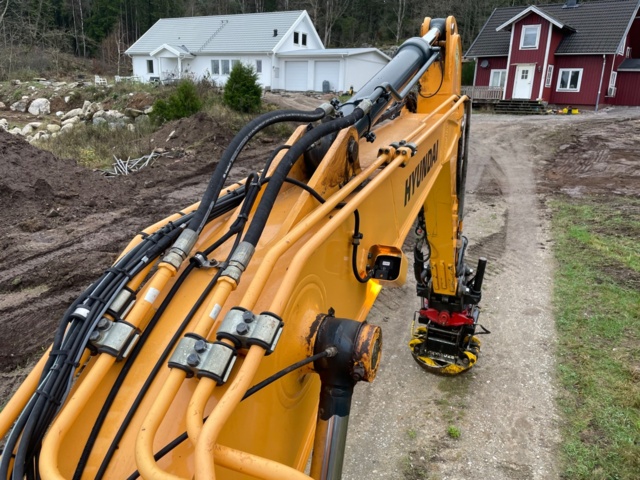 768661-44 Bandgrävare Hyundai HX145 LCR med Rototilt/grip