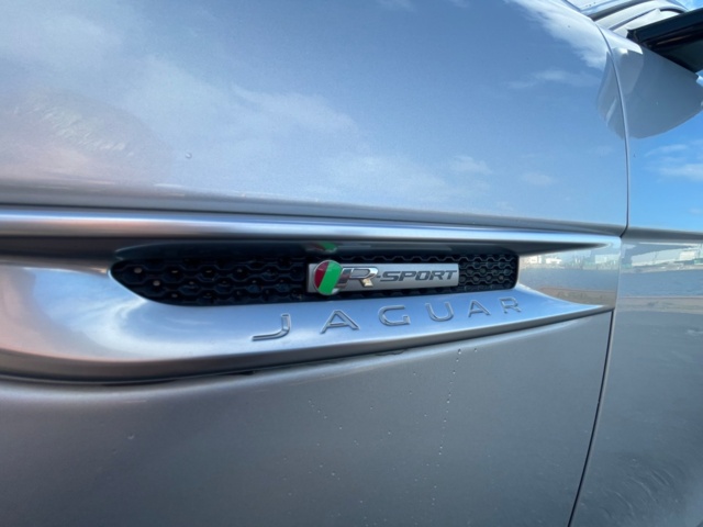 966073-17 Jaguar XE 25t - 2016