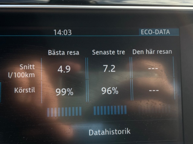 966073-12 Jaguar XE 25t - 2016