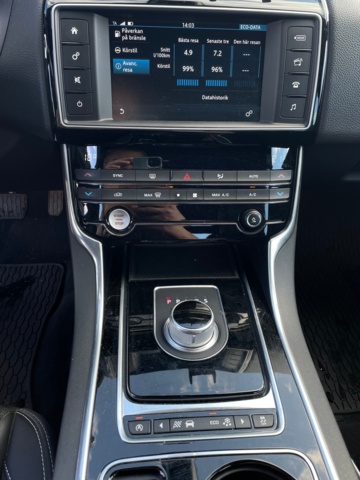 966073-14 Jaguar XE 25t - 2016