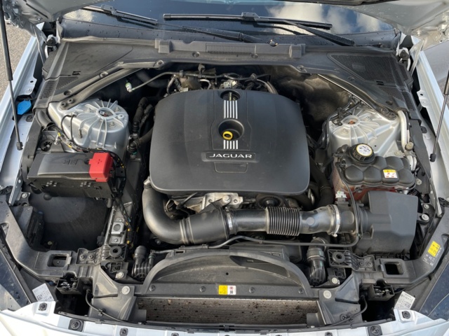 966073-16 Jaguar XE 25t - 2016