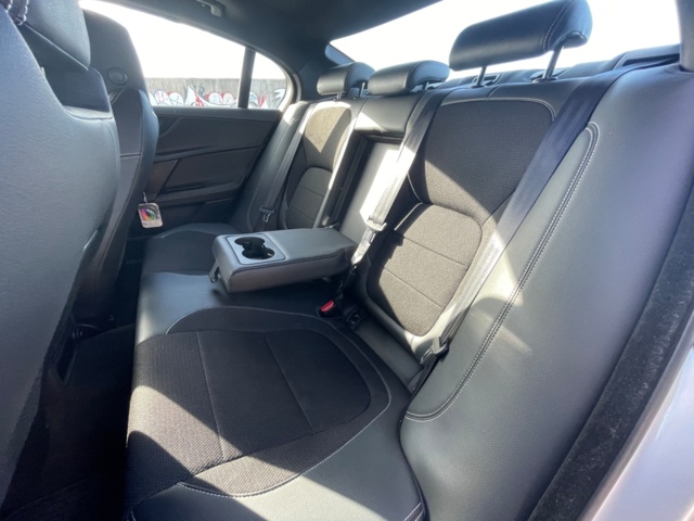 966073-15 Jaguar XE 25t - 2016