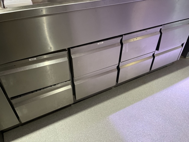 962210-6 Work surface with cooling bench and roasting table 322x74x91 cm