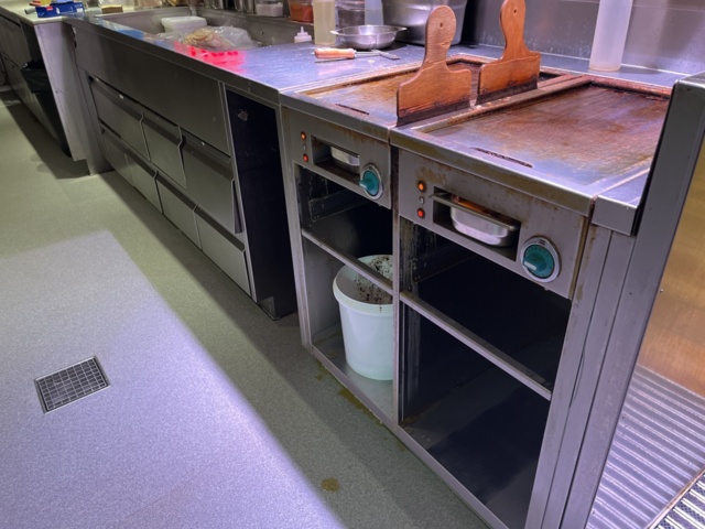 962210-5 Work surface with cooling bench and roasting table 322x74x91 cm