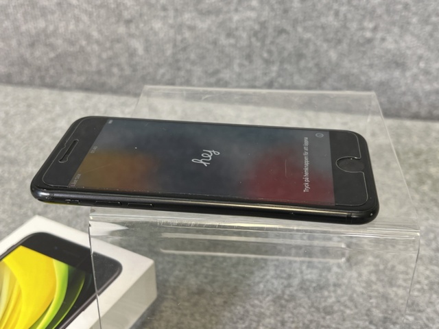921692-4 Apple iPhone SE, 64GB - Shipping included!