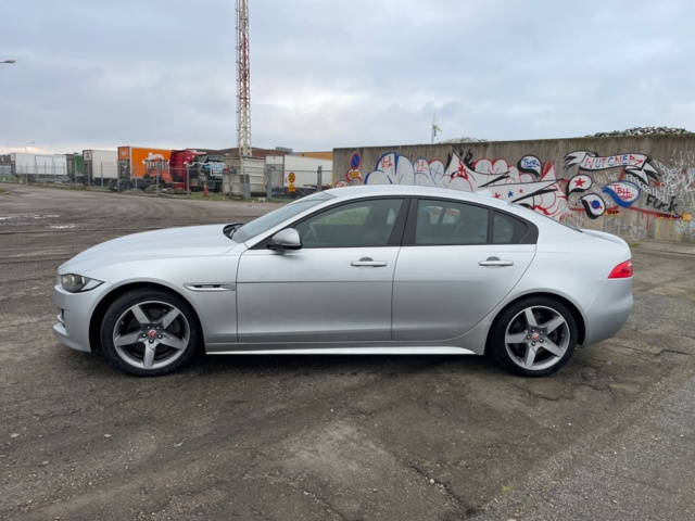 966073-4 Jaguar XE 25t - 2016