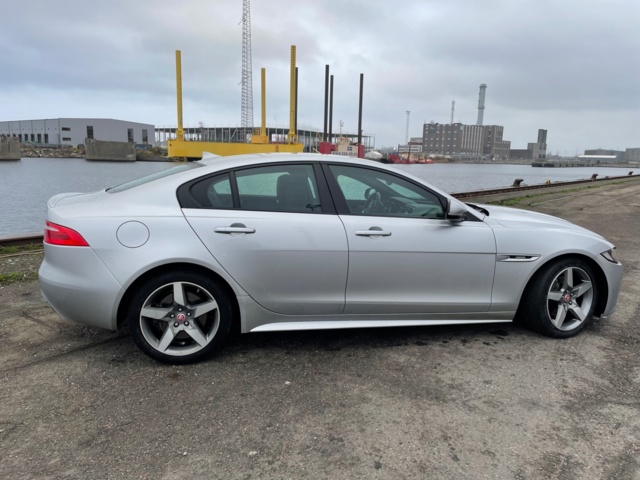 966073-8 Jaguar XE 25t - 2016